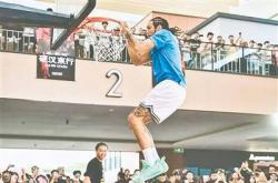 竞彩网-NBA球星阿隆·戈登 郑州秀球技