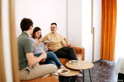 竞猜-家庭要有多少资产，才算有钱？4个条件满足一个就行