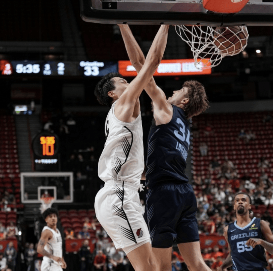 美国媒体都炸了！NBA官方4个机位回放杨瀚森隔扣！最霸气的是表情