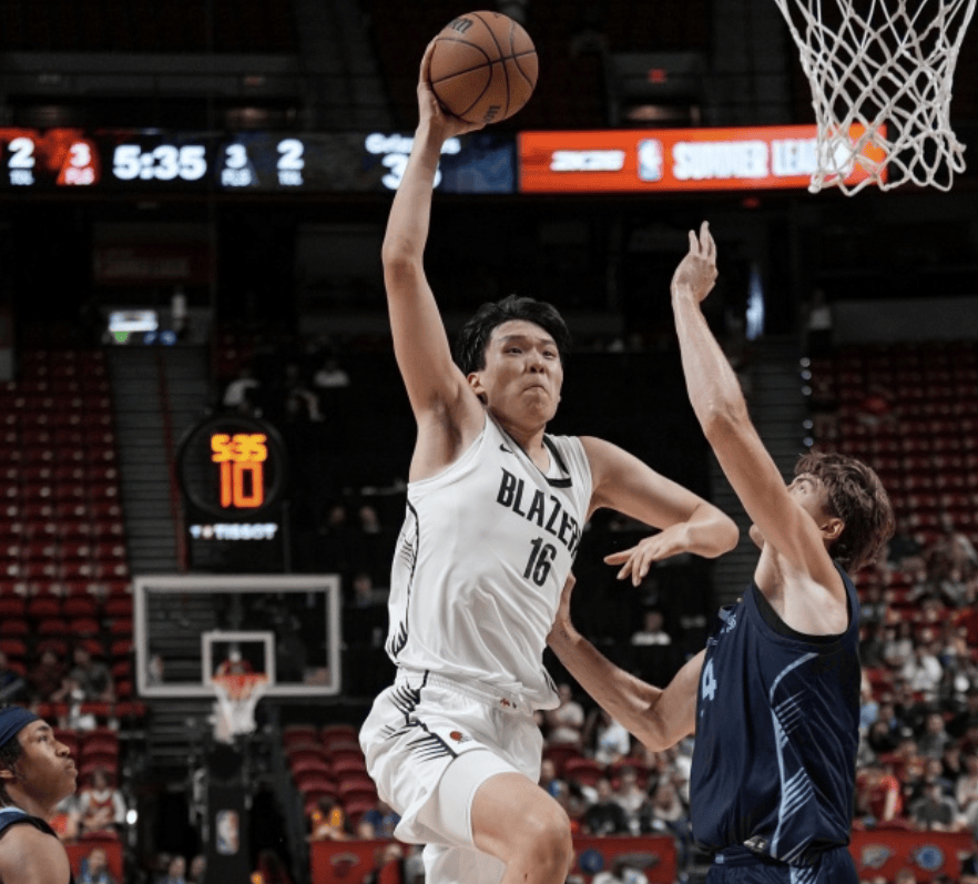 美国媒体都炸了！NBA官方4个机位回放杨瀚森隔扣！最霸气的是表情