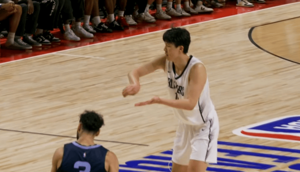 美国媒体都炸了！NBA官方4个机位回放杨瀚森隔扣！最霸气的是表情