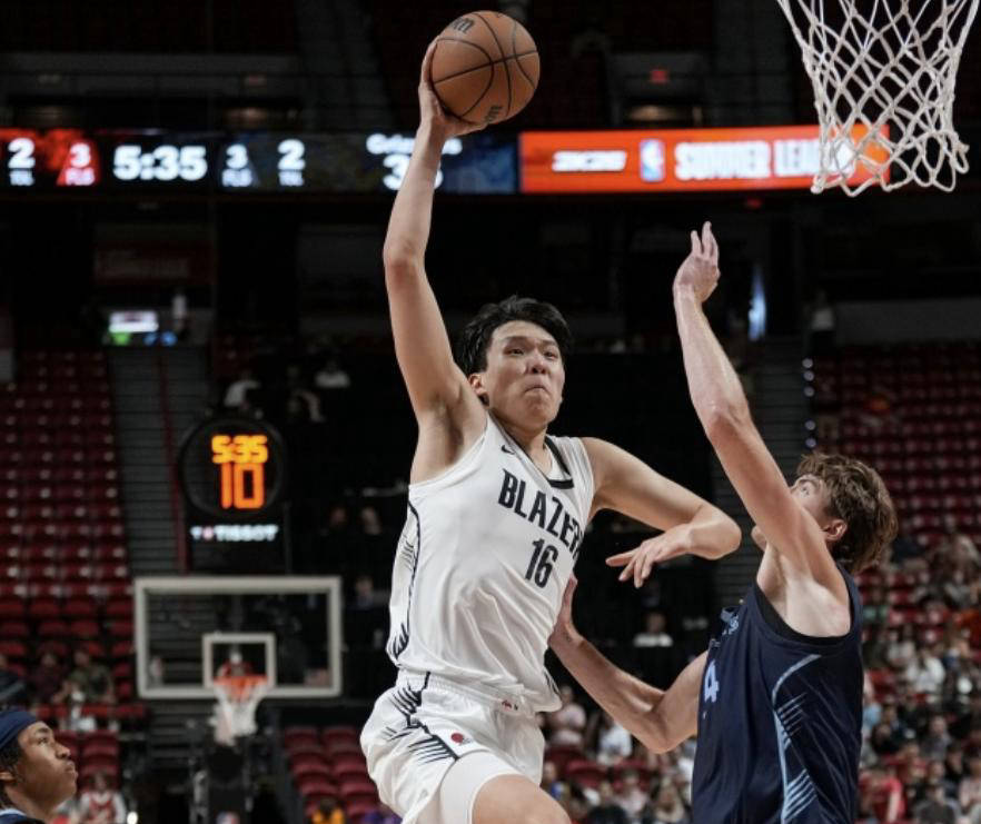 NBA官方4个角度回放杨瀚森霸气隔扣，表情帅气亮眼