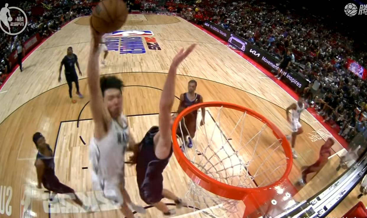 NBA官方4个角度回放杨瀚森霸气隔扣，表情帅气亮眼