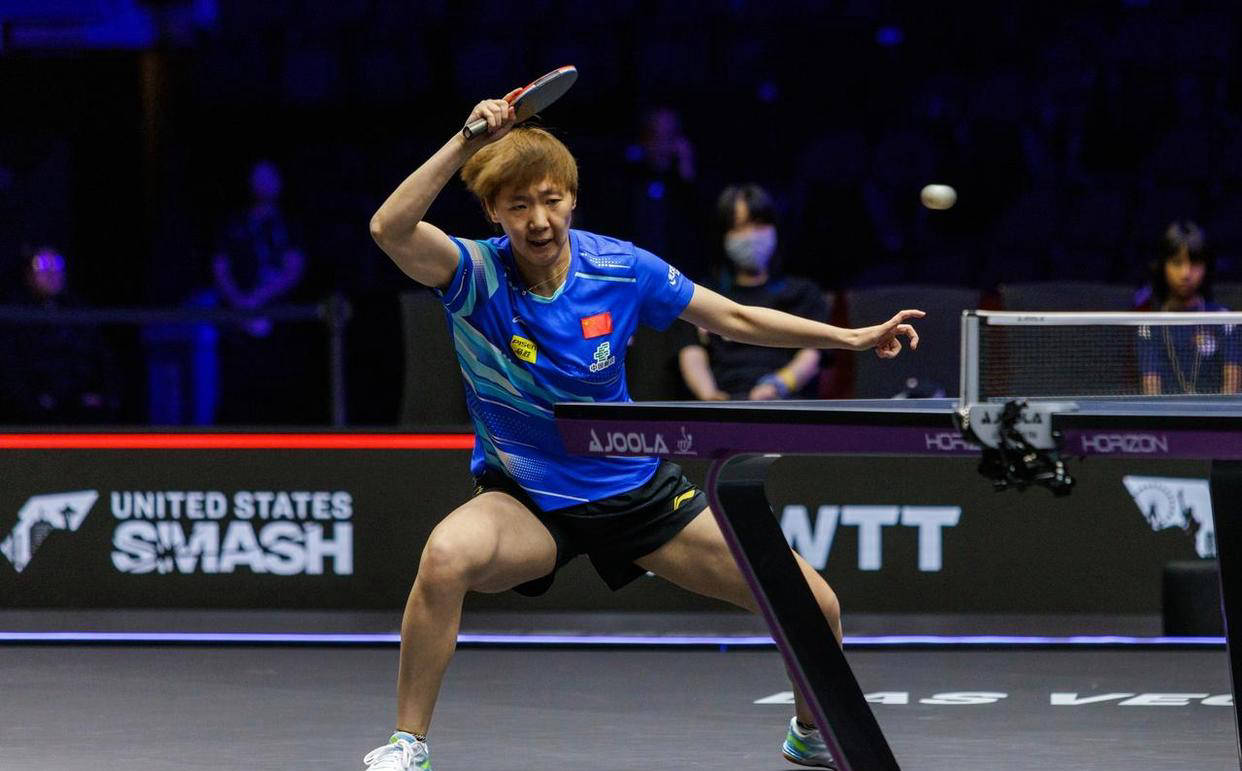 裁判双标?王曼昱发球遭误判,孙颖莎遮挡行为逃处罚引发关注