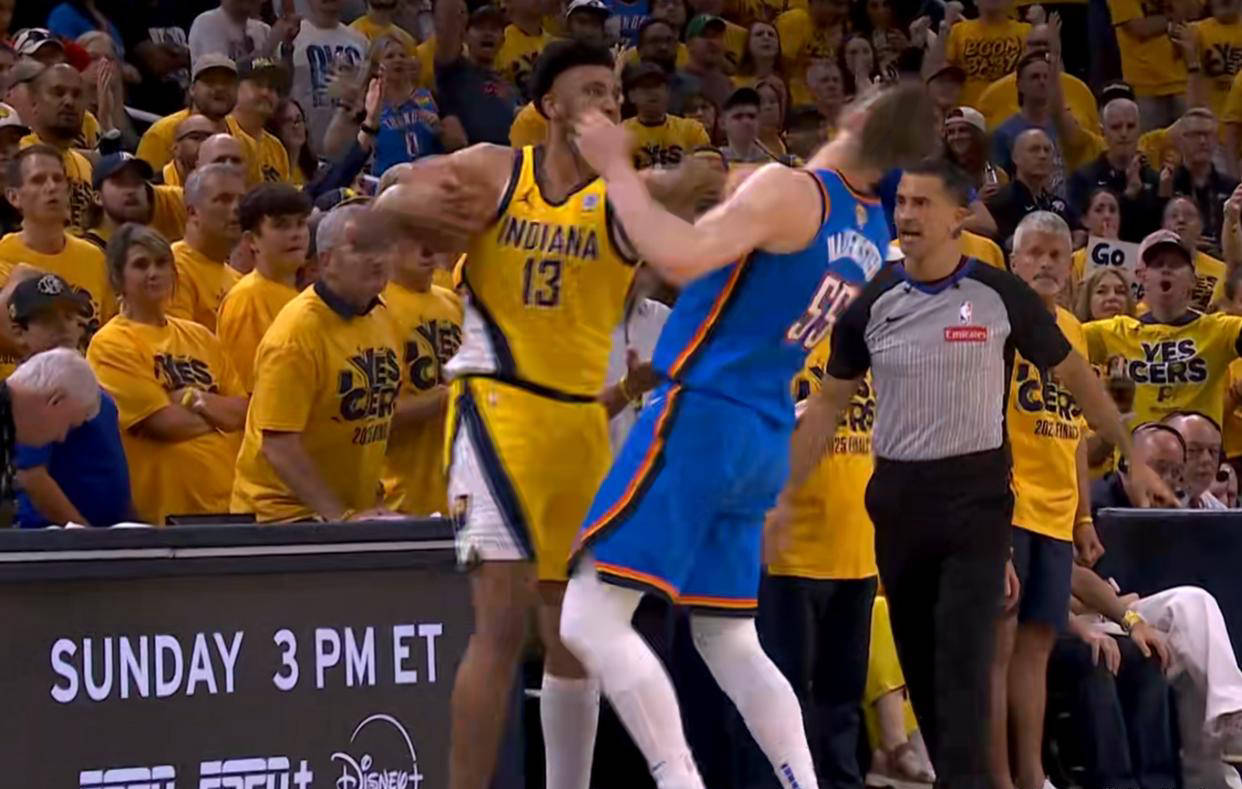 NBA总决赛惊现假摔闹剧，裁判错误判罚惹争议