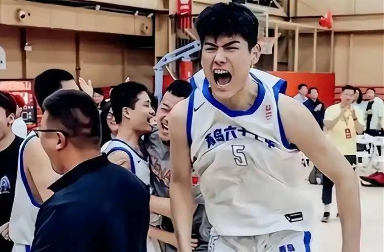 刘李:从防守做起,专注于挡拆、抢篮板等基础任务,积极创造机会