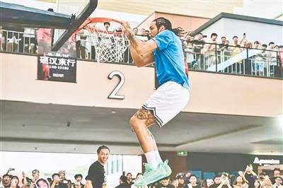 NBA球星阿隆·戈登 郑州秀球技