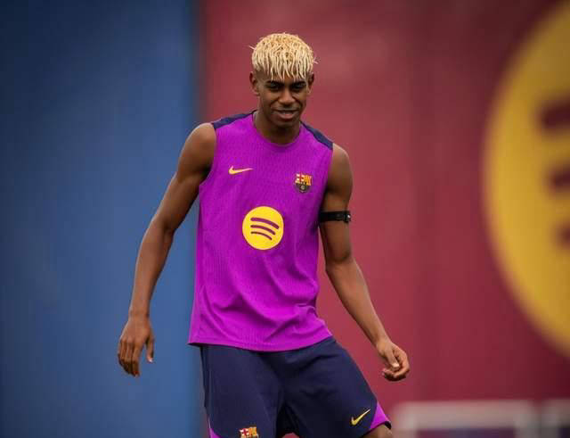 巴萨全队顺利抵达日本 备战热身赛亚马尔成为球迷焦点