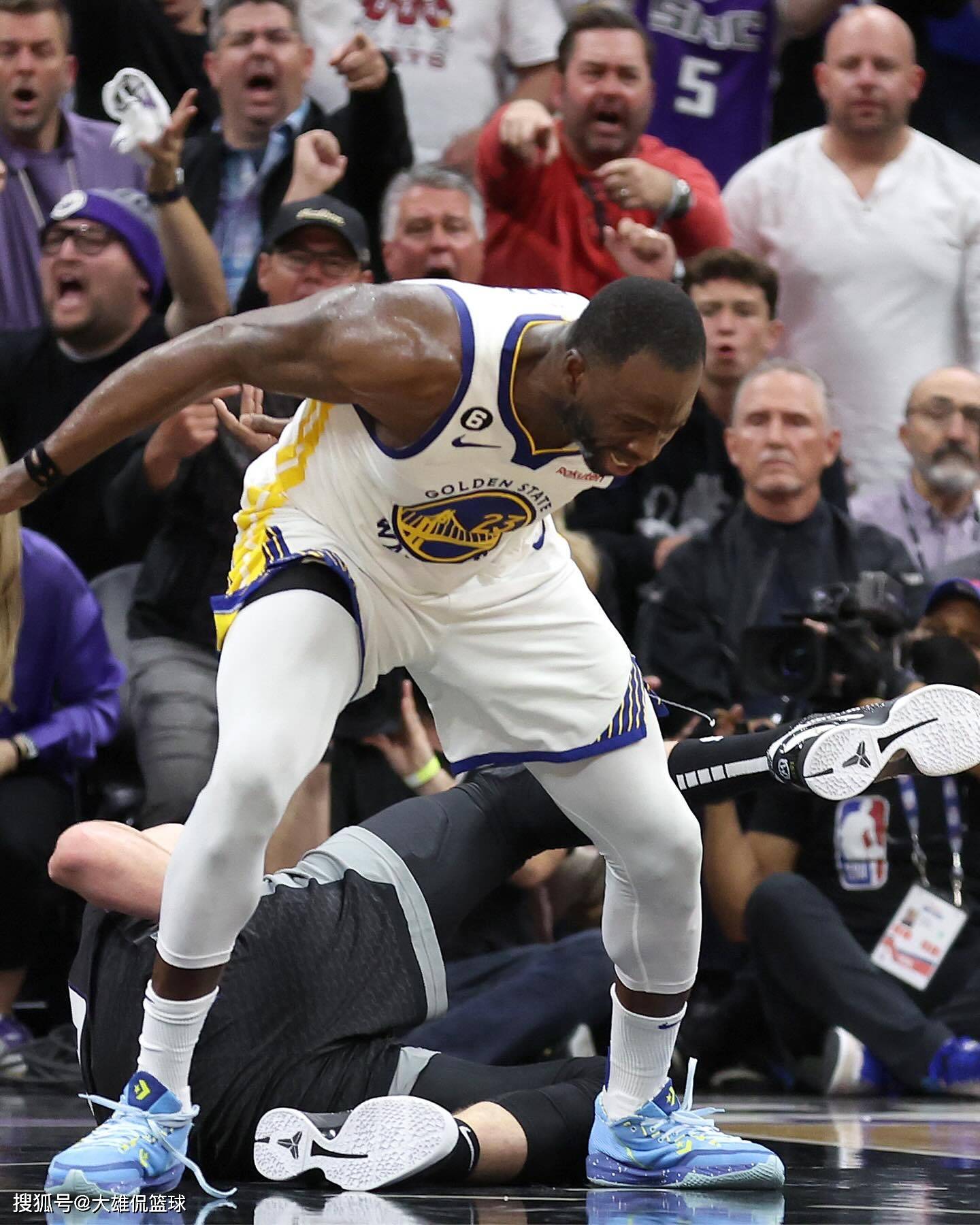 追梦格林时隔多年再谈踩踏萨博尼斯，他要抓我脚踝，不能怪我