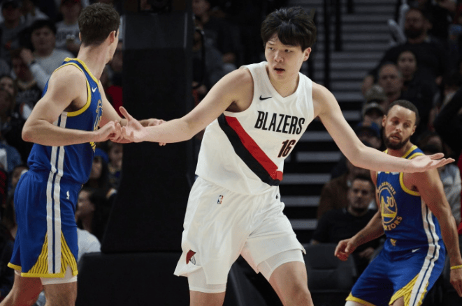 11投9分6板！杨瀚森两次戏耍勇士球员主帅透露专门为他布置战术