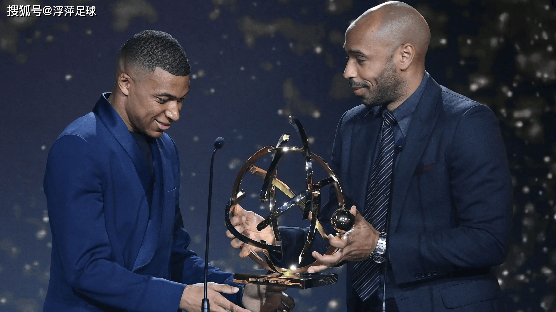 破防了家人们！亨利晒出姆巴佩追星老照片，这才是顶级传承的样子