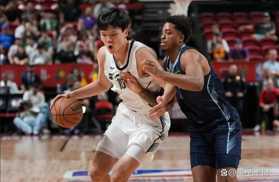 杨瀚森商业号召力拉满！NBA首发球衣从9元拍到42356元，中国企业火速赞助其发展联盟球队，开拓者中国区销量暴涨11倍，成中国篮球新门面