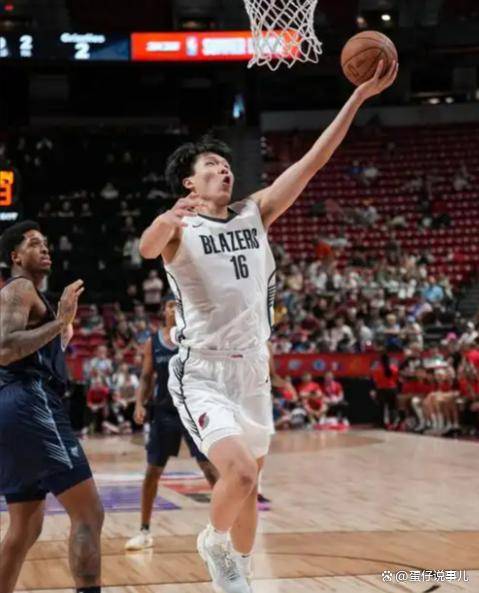 杨瀚森商业号召力拉满！NBA首发球衣从9元拍到42356元，中国企业火速赞助其发展联盟球队，开拓者中国区销量暴涨11倍，成中国篮球新门面