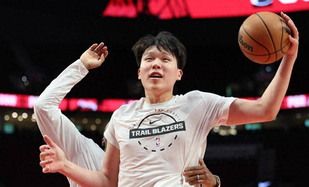 杨瀚森商业号召力拉满！NBA首发球衣从9元拍到42356元，中国企业火速赞助其发展联盟球队，开拓者中国区销量暴涨11倍，成中国篮球新门面