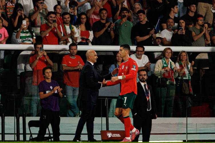 老熟人夸C罗敬业、夸C罗被包夹，都跟C罗的比赛相反！